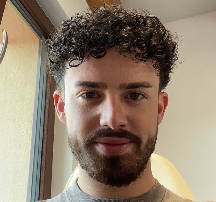 Foto von Stefano Bulla, Weiterbildungsteilnehmer beim IBB, in einem gut beleuchtetem Raum mit gekipptem Fenster.