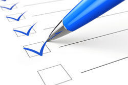 einen blauen Stift auf einer Checkliste