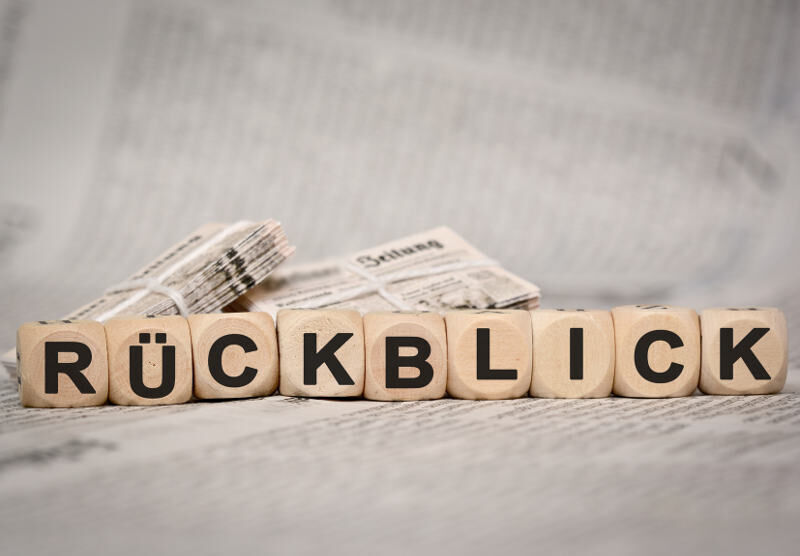 ein Block mit dem Wort Rückblick darauf