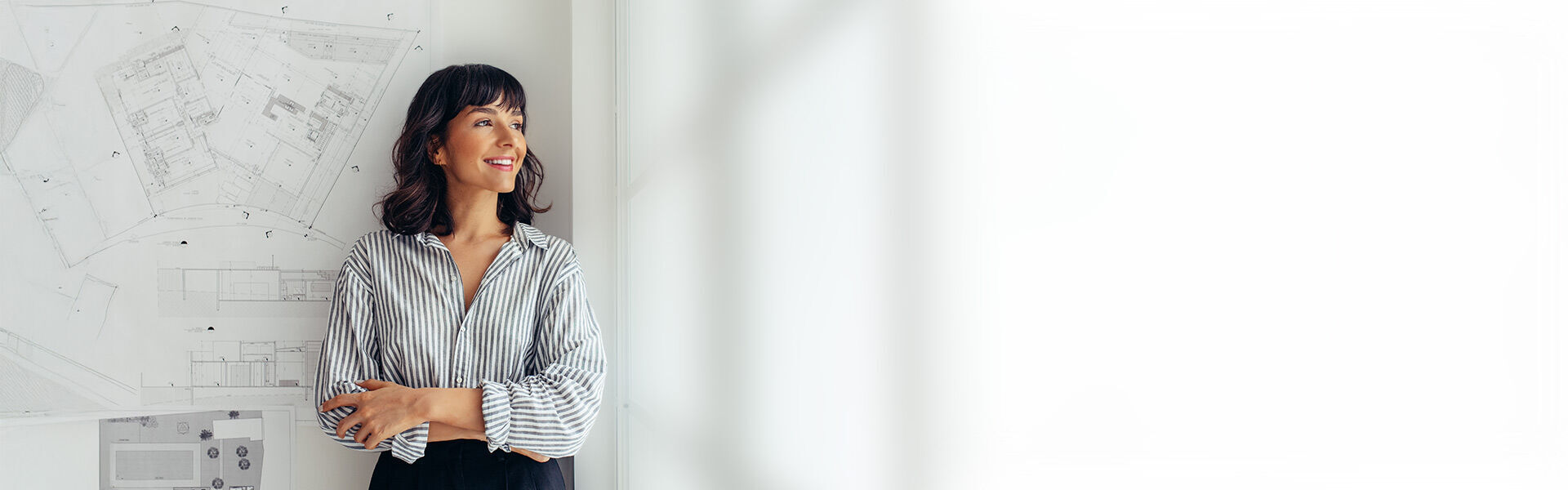 eine Frau, die vor einem Flipchart steht und etwas erklärt