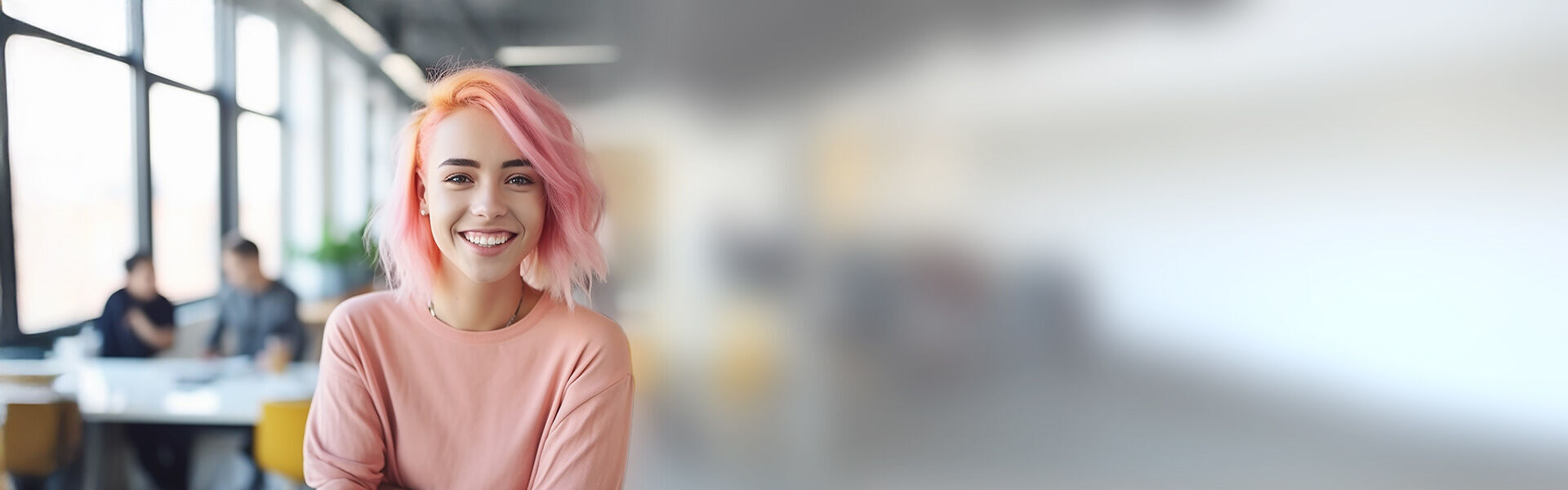 eine Frau mit rosa Haaren und rosa Haaren