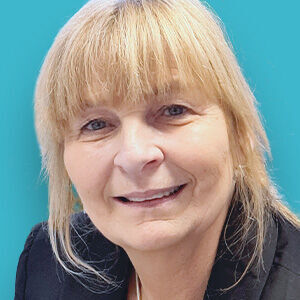 eine Frau mit blonden Haaren