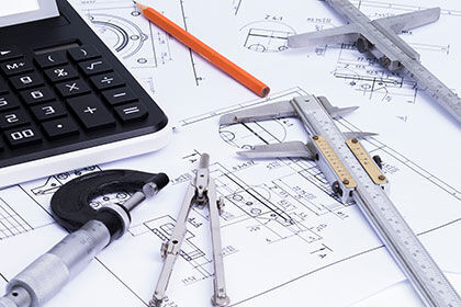 ein Kalkulat und ein Kalkulat auf einem Tisch