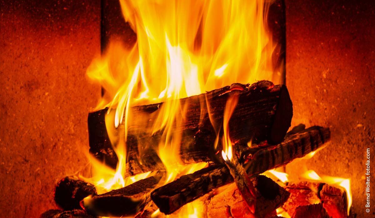 ein Feuer in einem Kamin mit brennenden Flammen