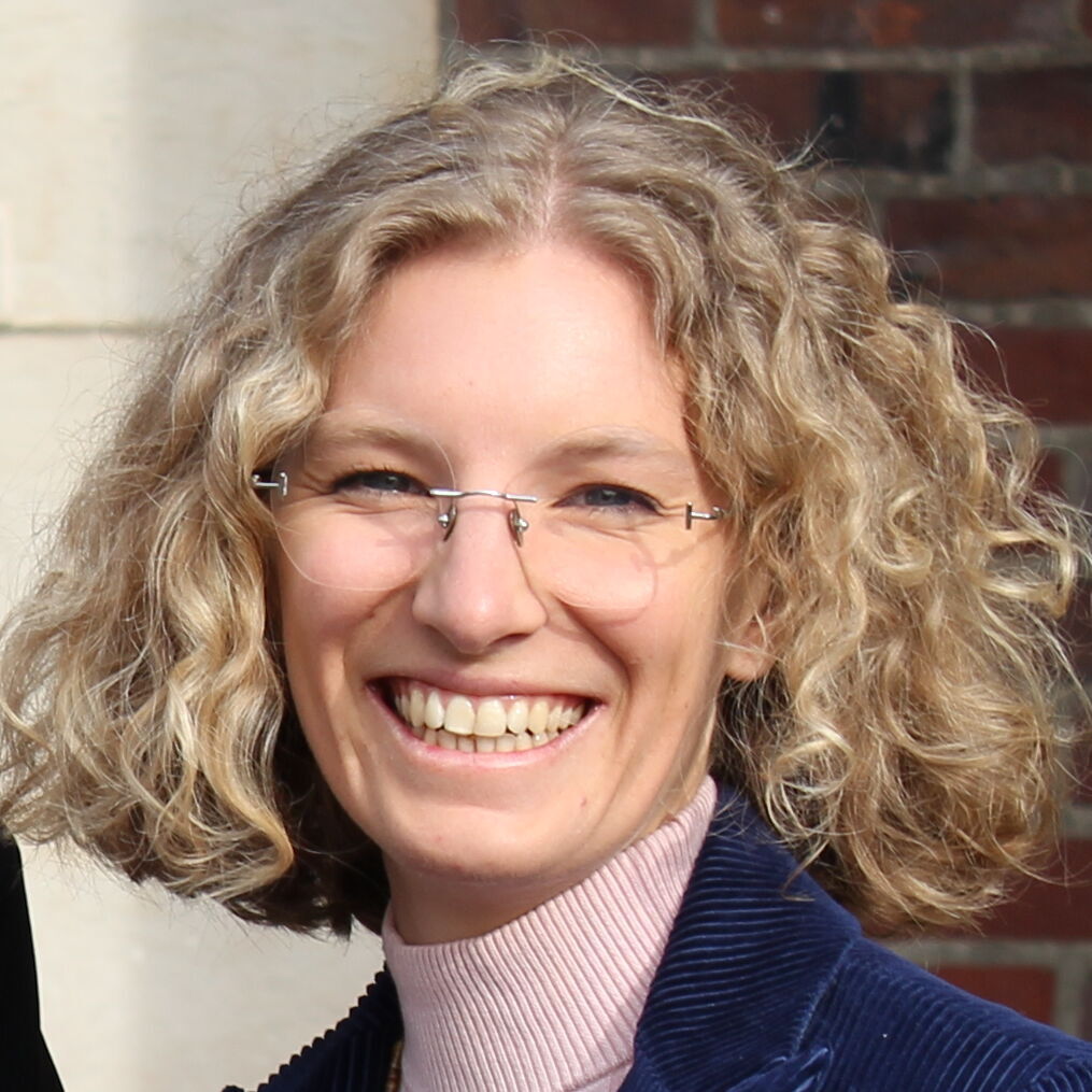 IBB-Vorstand vor dem Hauptsitz des IBB in Buxtehude (von links nach rechts): Sabine Ulrichs, Katrin Witte (Vorsitzende) und Lea Tornow