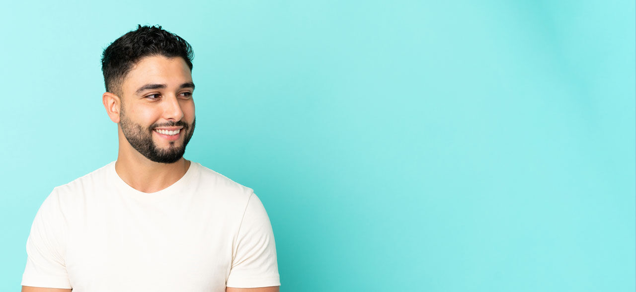 ein Mann mit Bart und weißem Hemd