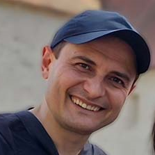 Foto von Artem und Liubov Iagmurdzhi, Weiterbildungsteilnehmer beim IBB, vor einem Schloss.