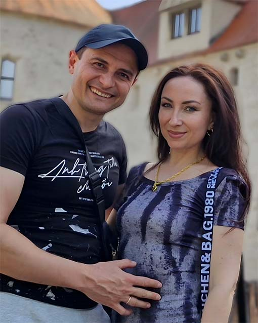Foto von Artem und Liubov Iagmurdzhi, Weiterbildungsteilnehmer beim IBB, vor einem Schloss.
