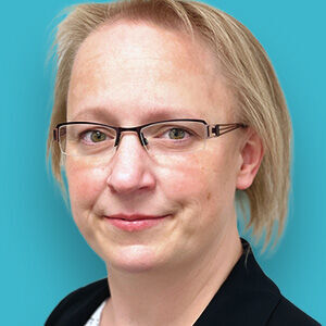 eine Frau mit Brille und einer schwarzen Jacke