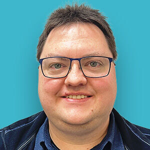 ein Mann mit Brille und einem blauen Hemd